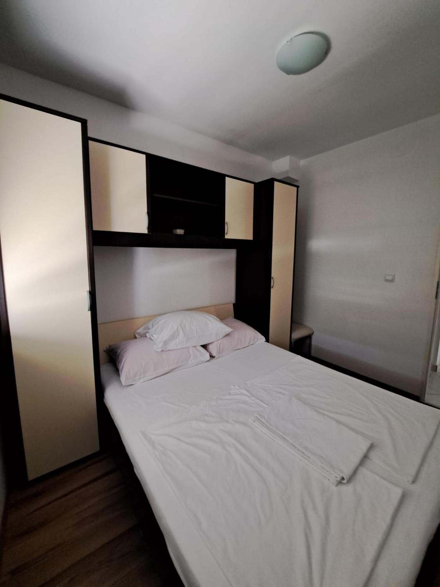 Apartments Maretic Mandre Exterior photo