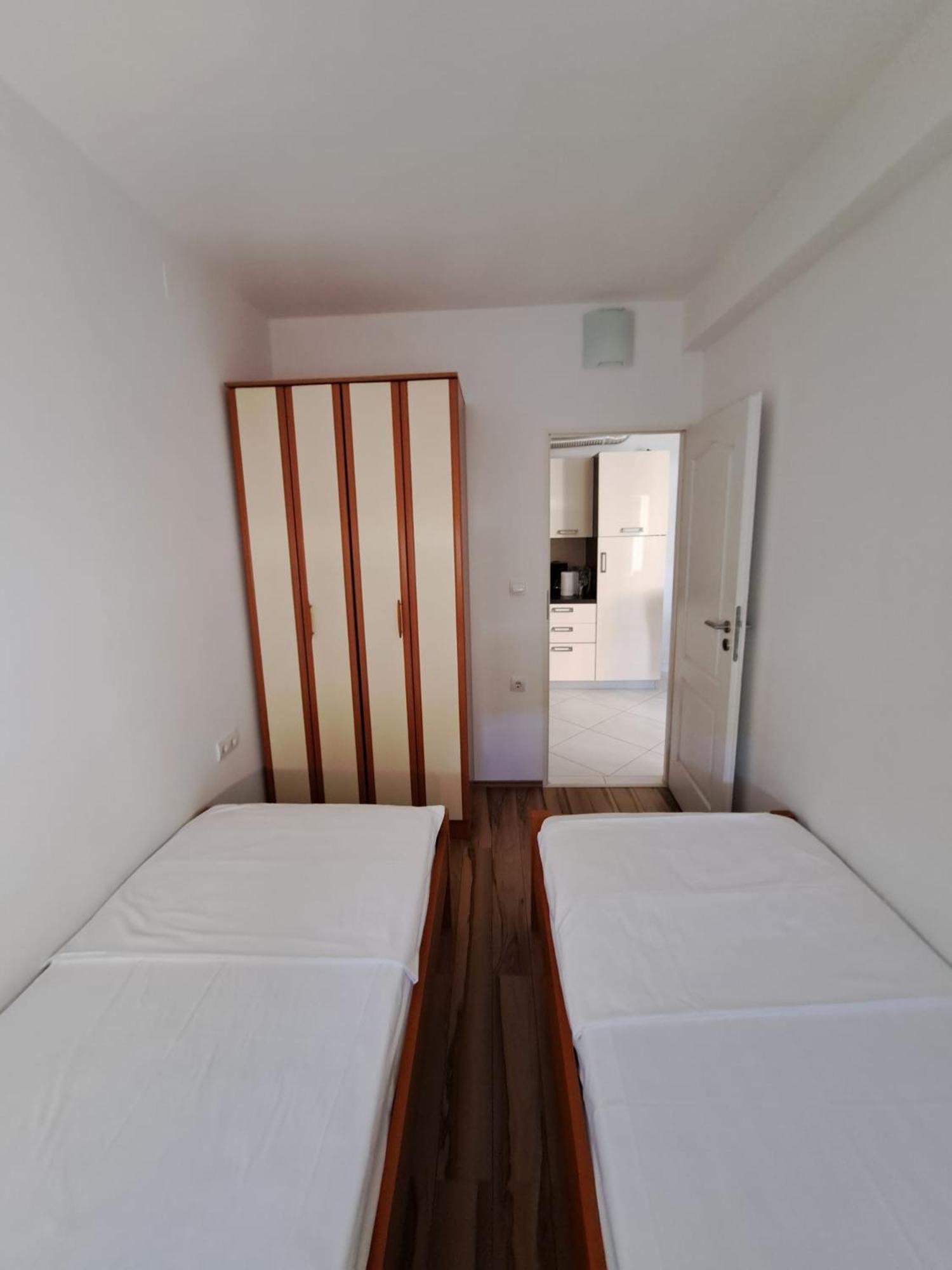 Apartments Maretic Mandre Exterior photo