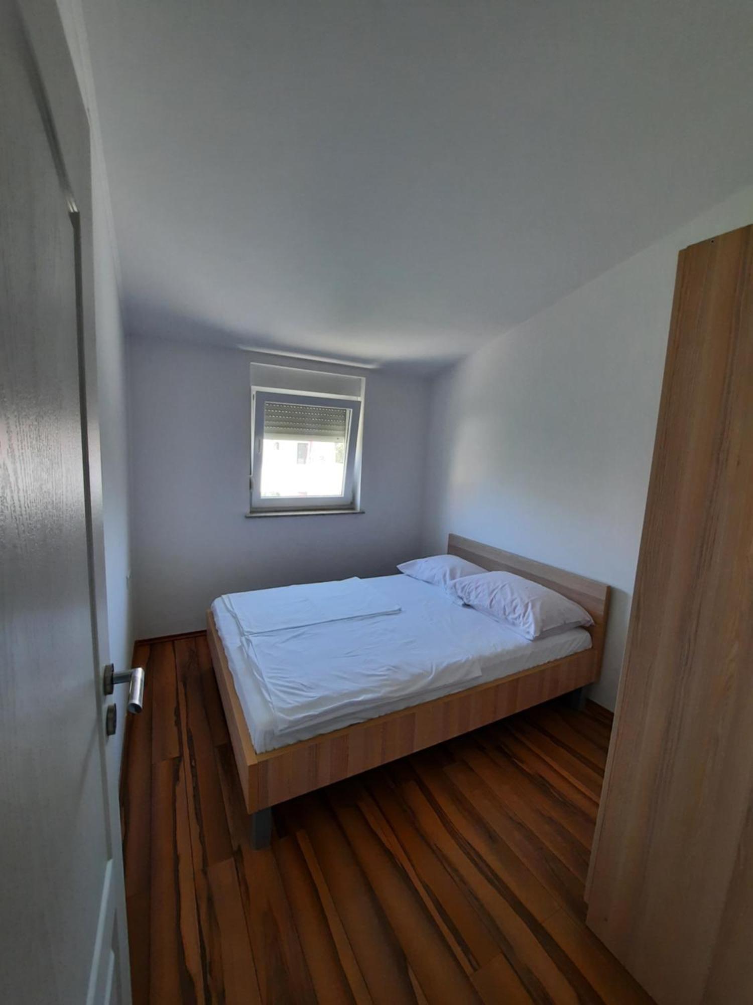 Apartments Maretic Mandre Exterior photo
